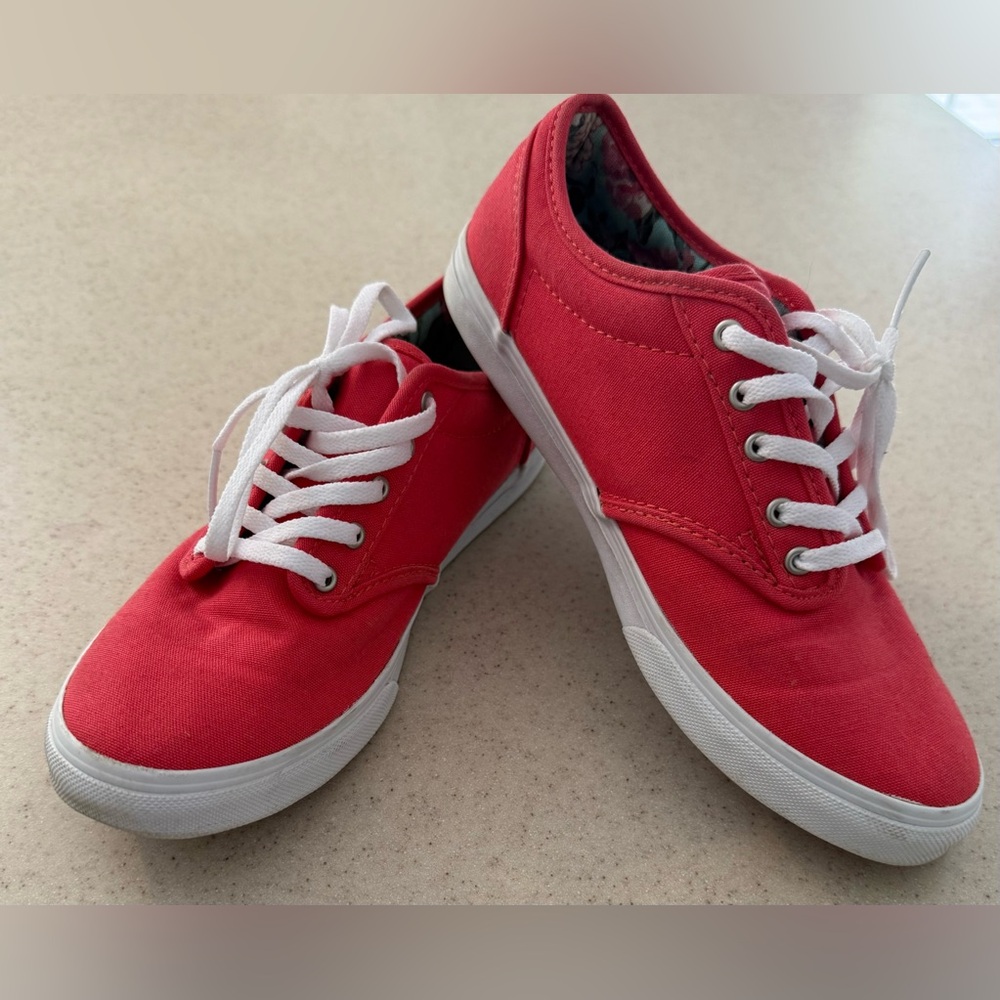 VANS Atwood Low rise canvas sneaker in Cayenne. 6.5 women’s